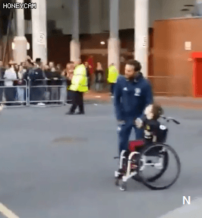 휠체어탄 아이와 사진 찍어주는 착한 마타 gif | 인스티즈