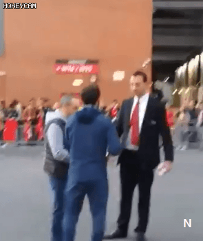 휠체어탄 아이와 사진 찍어주는 착한 마타 gif | 인스티즈