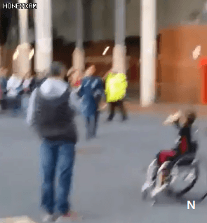 휠체어탄 아이와 사진 찍어주는 착한 마타 gif | 인스티즈