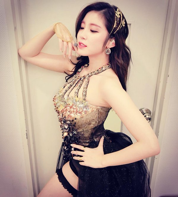 코디피셜 한달동안 자기 영혼을 갈아넣었다는 전효성 지난 활동 의상.gif | 인스티즈