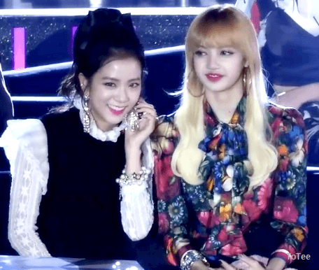 지수와 리사가 눈마주치면 하는 특이한 행동 | 인스티즈