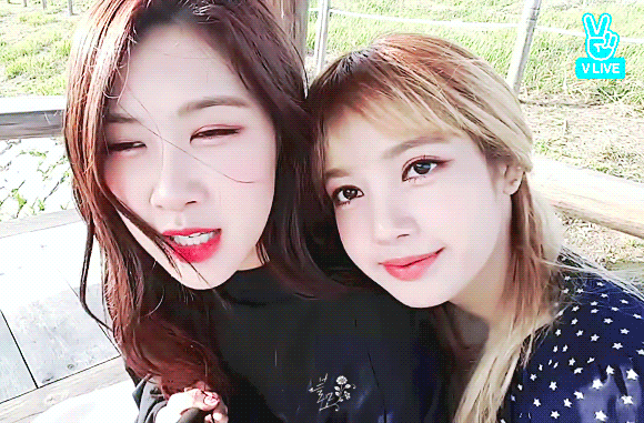 아련아련 열매 섭취한듯한 로제와 리사 170428 브이앱 | 인스티즈