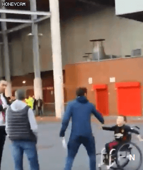 휠체어탄 아이와 사진 찍어주는 착한 마타 gif | 인스티즈