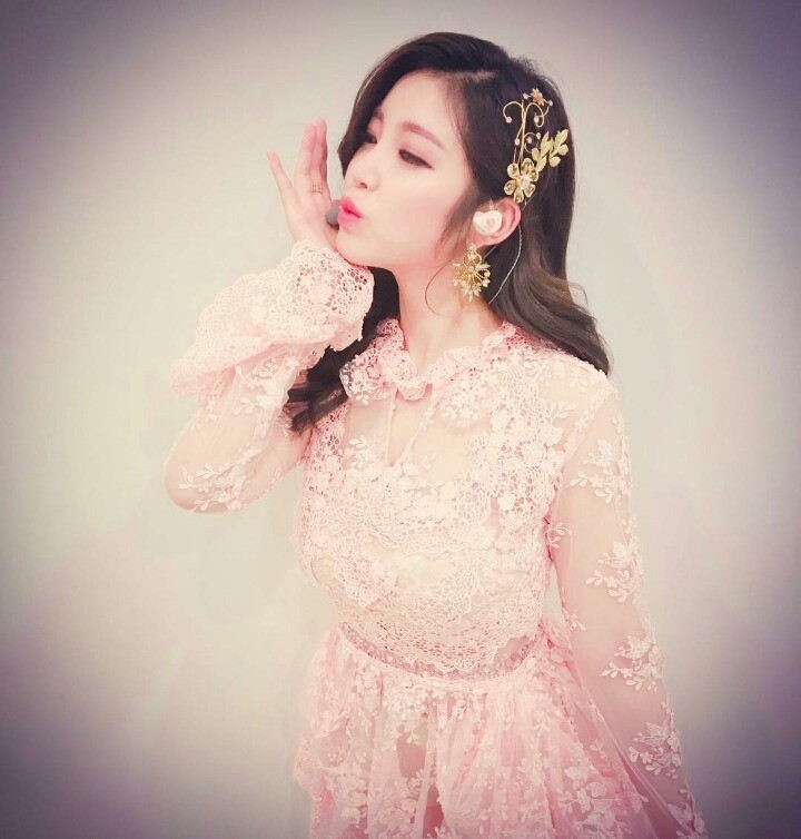 코디피셜 한달동안 자기 영혼을 갈아넣었다는 전효성 지난 활동 의상.gif | 인스티즈