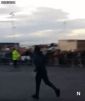 휠체어탄 아이와 사진 찍어주는 착한 마타 gif | 인스티즈