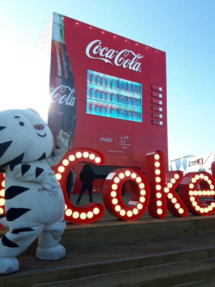 수호랑 탈 쓰고 봉사하는 자원 봉사자 | 인스티즈