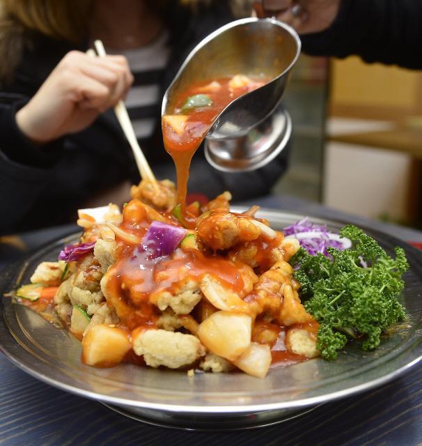 잘 밤에 우리를 괴롭히는 마성의 탕수육 짤(어그로 주의) | 인스티즈