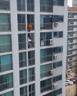 아파트 베란다에 걸터앉은 여자 구조하는 소방서구조대원 | 인스티즈