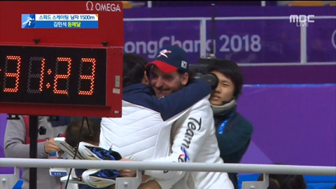 김민석 동메달 환호해주는 밥데용코치.jpg | 인스티즈