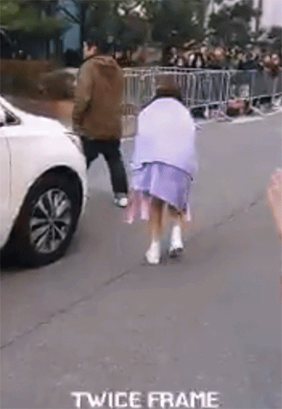 나연이 유인하는 방법.gif | 인스티즈