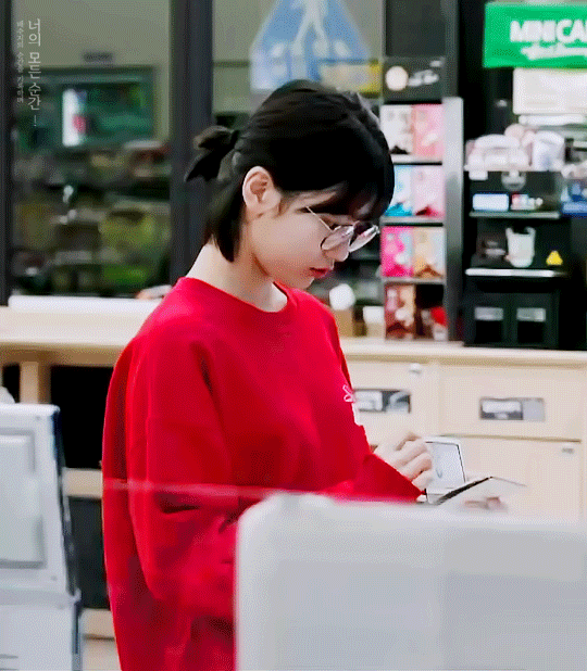 안경쓰면 훨씬 어려진다는 수지 | 인스티즈