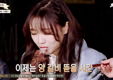 러블리즈 멤버들과 수준이 다른 한입을 보여주는 빵떡이.gif | 인스티즈