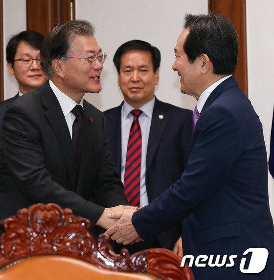 오늘자 정세균&문재인 (feat. 루피와 세균맨) | 인스티즈