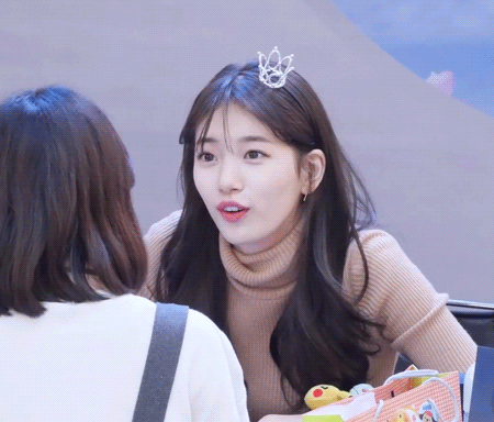 우는 팬 달래주는 수지.gif | 인스티즈
