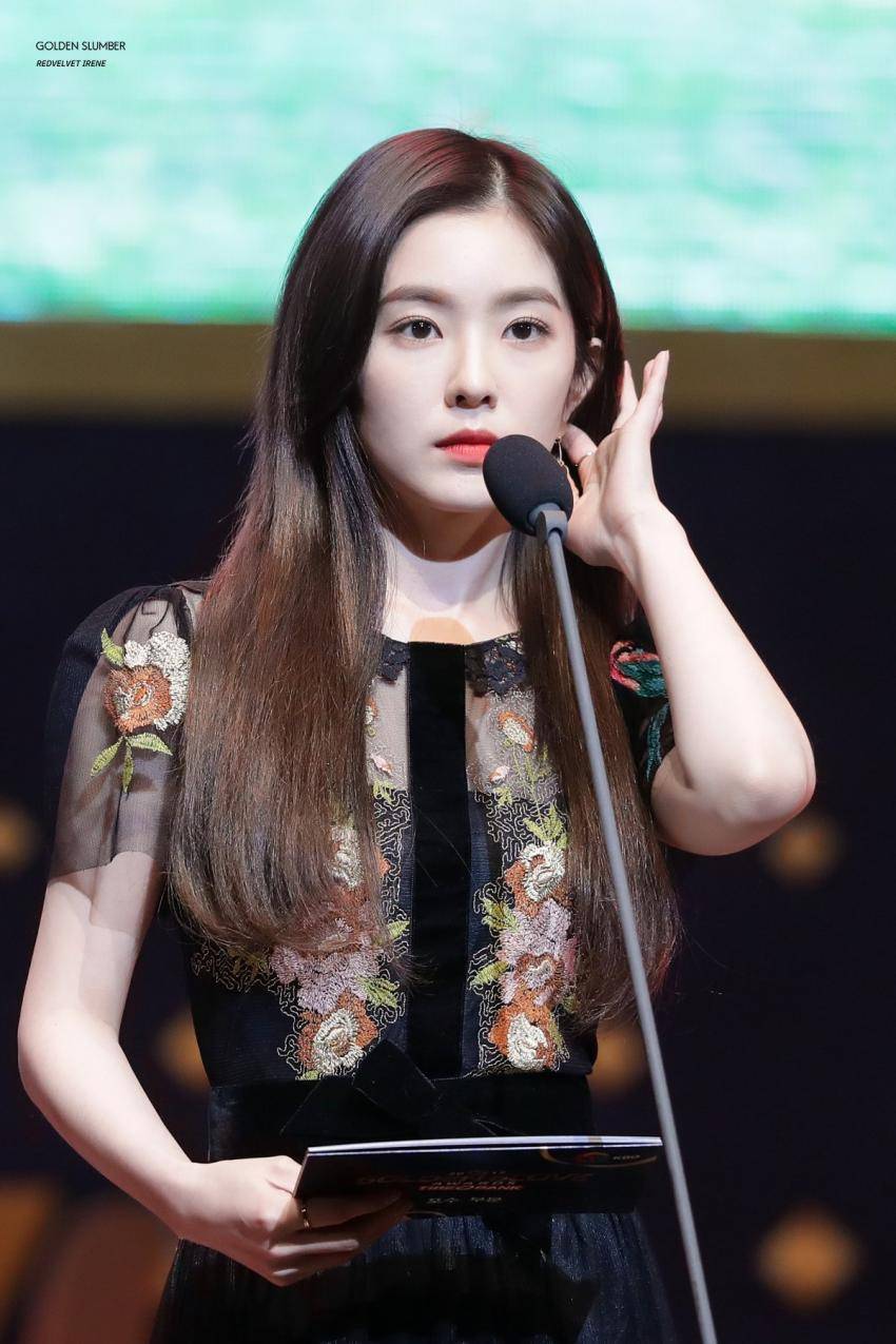 시상식에서 미모 폭격하고 다니는 아이린.jpg | 인스티즈