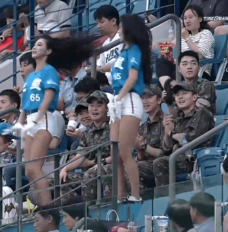 군인들 괴롭히는 치어리더.gif | 인스티즈