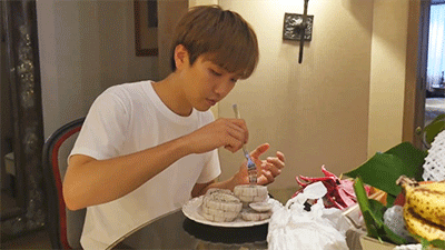 침샘어택 쩔게된다고 많이 거론되는 아이돌 먹방모음.gif | 인스티즈