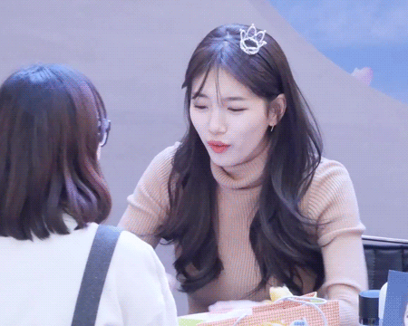 우는 팬 달래주는 수지.gif | 인스티즈