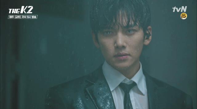 여초에서 은근히 화제였던 우산만 들고 있는데 멋있는 지창욱 | 인스티즈