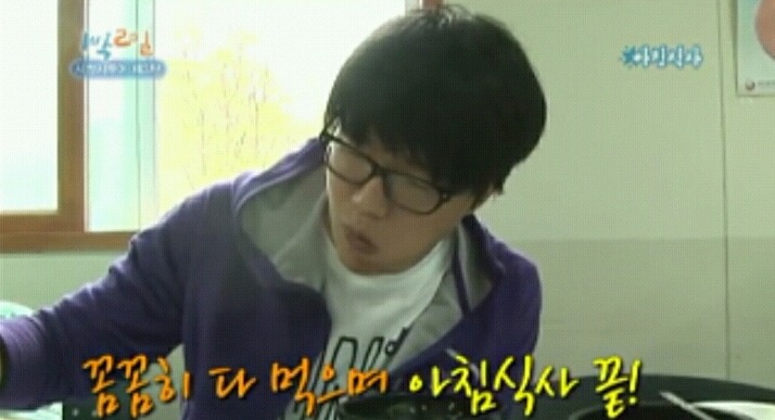 음식남기는 것을 싫어하시는 어르신들을 위해 어르신들이 먹다남기신 음식으로 끼니를 때우는 성시경 | 인스티즈