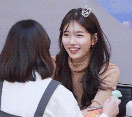 우는 팬 달래주는 수지.gif | 인스티즈