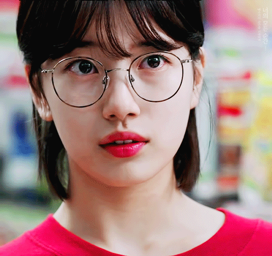 안경쓰면 훨씬 어려진다는 수지 | 인스티즈