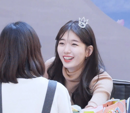 우는 팬 달래주는 수지.gif | 인스티즈
