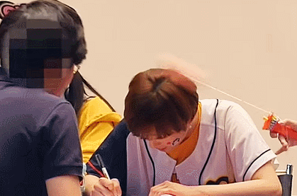 [트와이스] 팬 때리는 모모 보고 완전 놀라서 토끼눈 된 나연이 ㅋ | 인스티즈