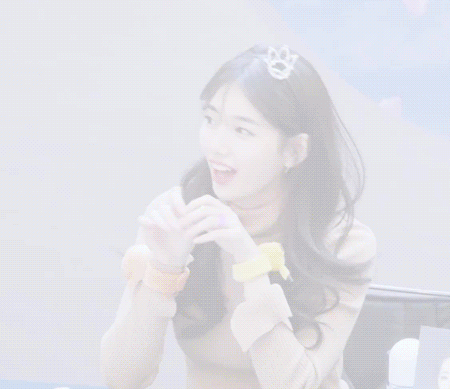 우는 팬 달래주는 수지.gif | 인스티즈