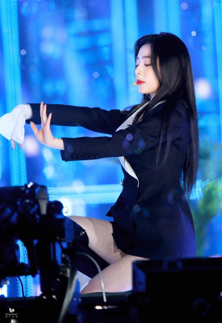 시상식에서 미모 폭격하고 다니는 아이린.jpg | 인스티즈