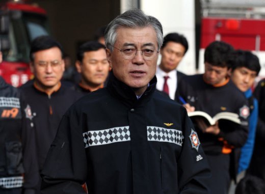 뭘 입어도 무사고 경력 30년 장기근속자 같아 보이는 문재인 | 인스티즈