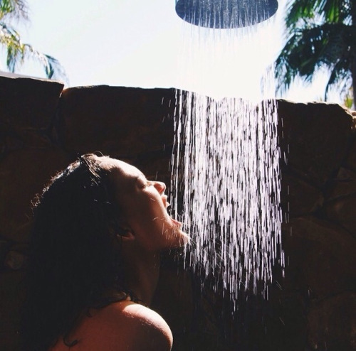 한 여름에 샤워할 때 차가운 물 or 뜨거운 물 | 인스티즈