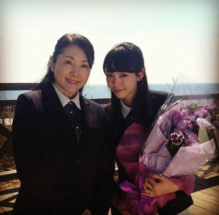 얼마나 얼굴이 작은지 감도 안잡히는 연예인 | 인스티즈