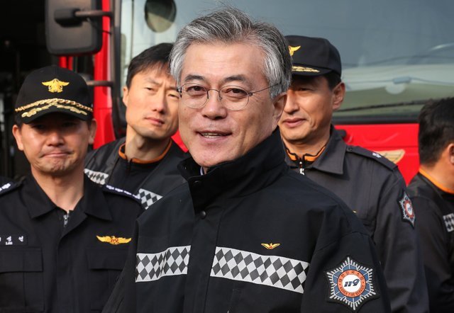 뭘 입어도 무사고 경력 30년 장기근속자 같아 보이는 문재인 | 인스티즈