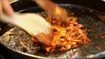 하던 대화 멈추고 모두가 숨죽이는 순간.GIF | 인스티즈