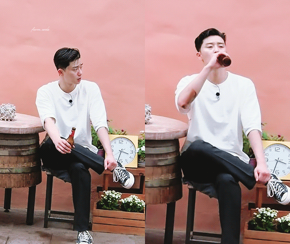 [윤식당] 몸매 유지를 위해 열심히 운동하는 딘딘 .jpgif | 인스티즈