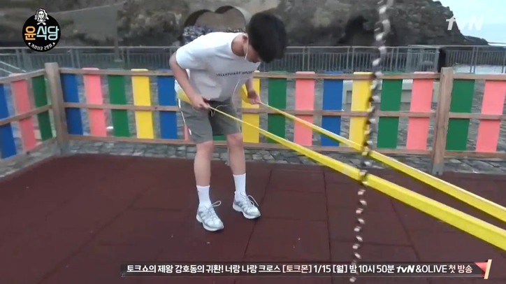 [윤식당] 몸매 유지를 위해 열심히 운동하는 딘딘 .jpgif | 인스티즈