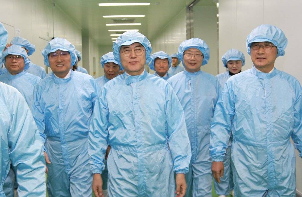 뭘 입어도 무사고 경력 30년 장기근속자 같아 보이는 문재인 | 인스티즈