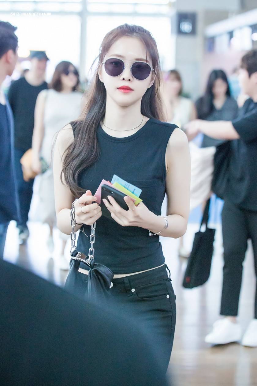 인천공항에서 출국하는 손나은.jpg | 인스티즈