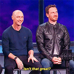 인터뷰에서 얼굴색 하나 안변하고 섹드립치는 배우들.gif | 인스티즈