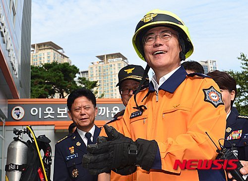 뭘 입어도 무사고 경력 30년 장기근속자 같아 보이는 문재인 | 인스티즈