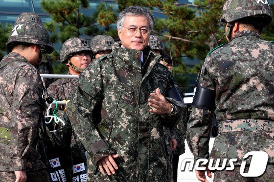 뭘 입어도 무사고 경력 30년 장기근속자 같아 보이는 문재인 | 인스티즈