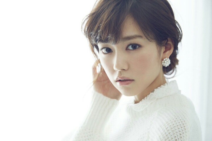 얼마나 얼굴이 작은지 감도 안잡히는 연예인 | 인스티즈