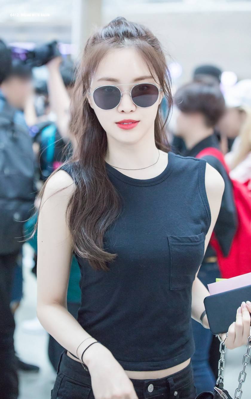 인천공항에서 출국하는 손나은.jpg | 인스티즈