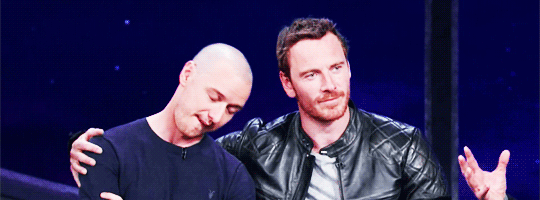 인터뷰에서 얼굴색 하나 안변하고 섹드립치는 배우들.gif | 인스티즈