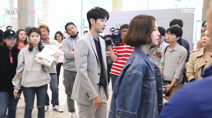  감독님의 여성 캐릭터에 대한 디테일이 느껴지는 디렉팅 장면.jpgif | 인스티즈