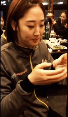 소주 마시는 여자.gif | 인스티즈