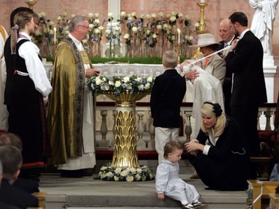 동생 세례식에 참석한 아기 공주들 | 인스티즈