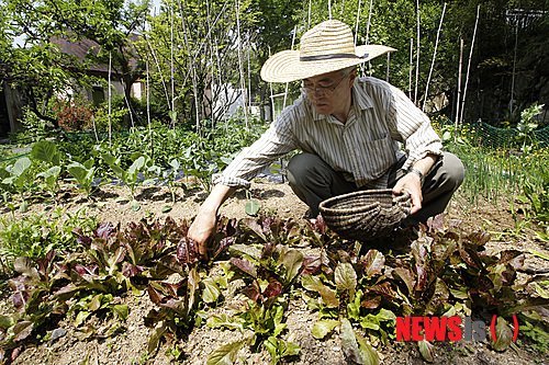 뭘 입어도 무사고 경력 30년 장기근속자 같아 보이는 문재인 | 인스티즈