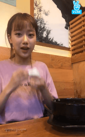 국밥집에서 혼밥하는 에이프릴 나은 | 인스티즈